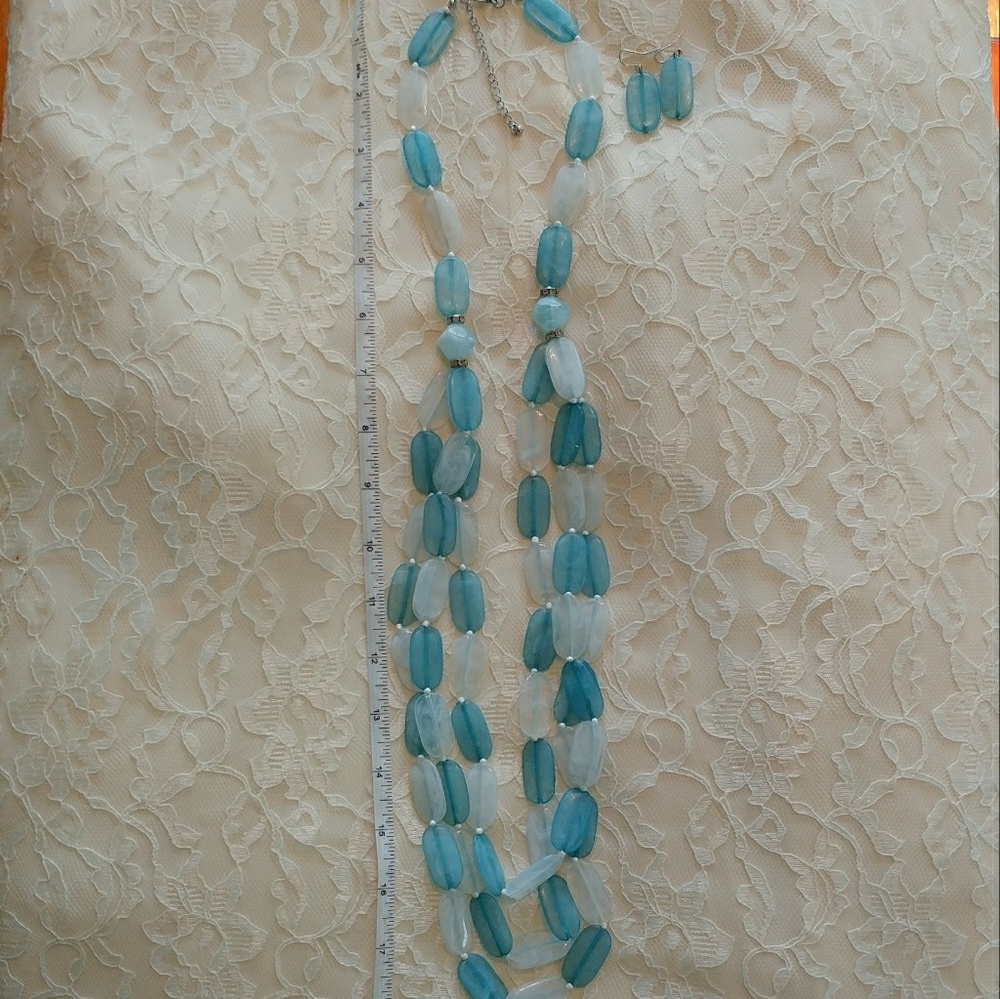 Stunning blue costume jewelry set.